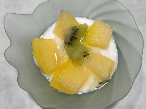 黄色のスイカとキウイフルーツヨーグルト